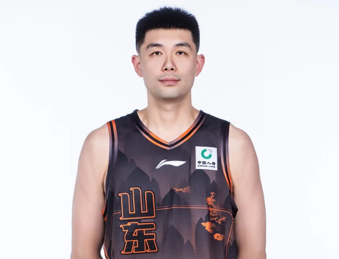 饿了？拉门斯被拍到在比利时替补席啃苹果