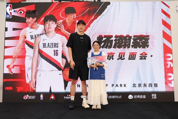 詹姆斯愿底薪加盟!超12支球队联系!