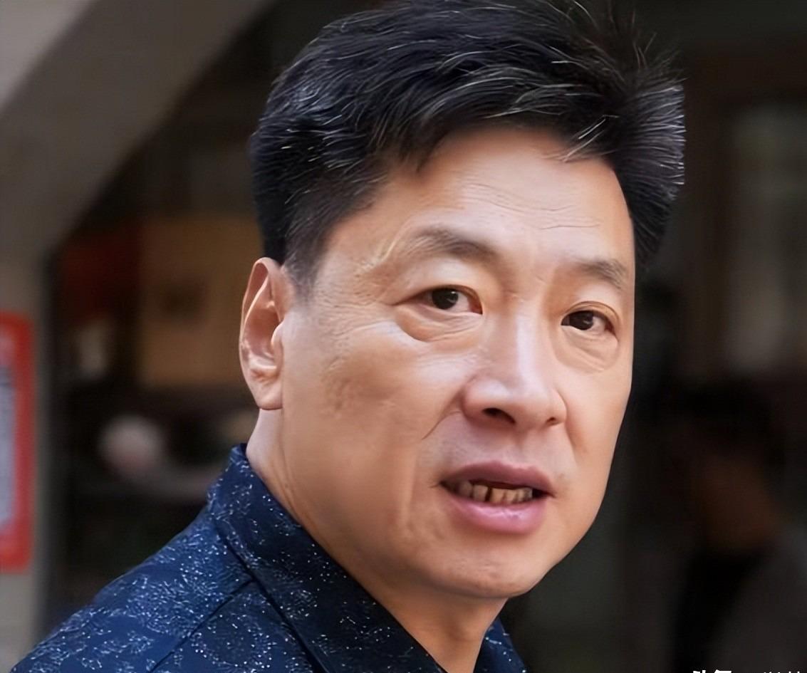 秋裤门将,21岁留洋,43岁退役,欧洲杯最后一舞10次扑救